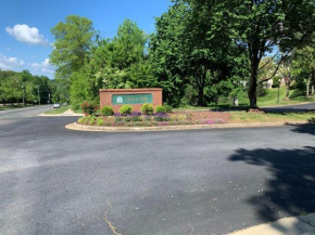 Cozy 2 Bedroom, 2 Full Bath Condo Close to MGM, Top Golf, Natl Harbor & So Much More